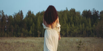 Finnish singer-songwriter Julye Blom standing facing away